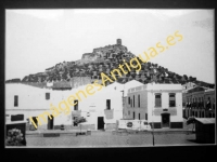 Alconchel - Plaza de España; castillo al fondo