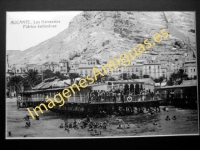Alicante - Los Balnearios. Público bañándose