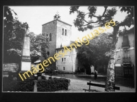 Aoiz - Plaza de los Mártires, al fondo Iglesia