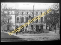 Badajoz - Teatro Lopez de Ayala y estatua de Moreno Nieto