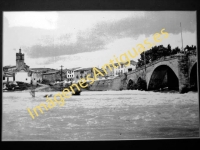 Berbinzana - puente sobre el Arga. Al fondo Iglesia