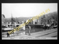 Bilbao - Vista de la Ría, con el Ayuntamiento al fondo