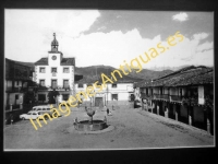 Cuacos de Yuste - Plaza de España. Al fondo Sierra de Gredos