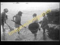 Getxo - Playa de Arrigunaga, pequeños pescadores