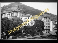 Guernica - Calle Adolfo Urioste y Parroquia de Santa María