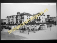 Las Arenas - La Playa con sus casetas de baños