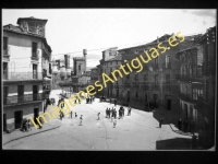 Olite - Plaza Mayor. Al fondo el Castillo