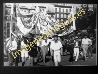 Pamplona - Plaza del Castillo. Peñas (El Aldapa) hacia los toros