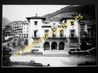 Pola de Lena - Casa Consistorial y Estatua a Vital Aza