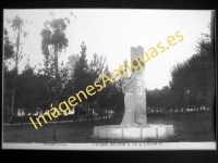 Ponferrada - Parque. Estatua a Gil y Carrasco