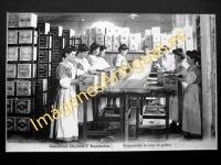 Rentería - Galletas OLIBET - Etiquetando las latas de galleta