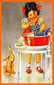 NIÑA LAVANDO UN JUGUETE