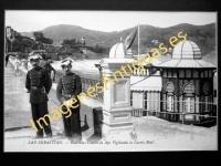 San Sebastián - Guardias Civiles de Api Vigilando la Caseta Real