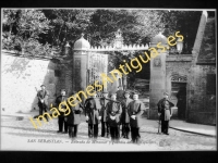 San Sebastián - Entrada al Miramar y guardia  de los Miqueletes