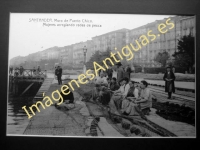 Santander - Muro Puerto Chico. Mujeres arreglando redes de pesca