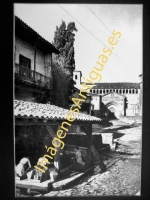 Santillana del Mar - Calle del Río. Al fondo, la Colegiata