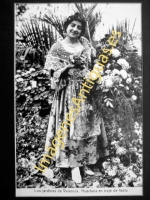 Valencia - Los jardines de Valencia. Huertana en traje de fiesta