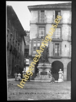 Villafranca - Plaza Mayor. Estatua de Urdaneta