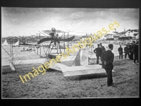 Las Arenas - Aeroplano sobre la playa de Areeta (Las Arenas) en 